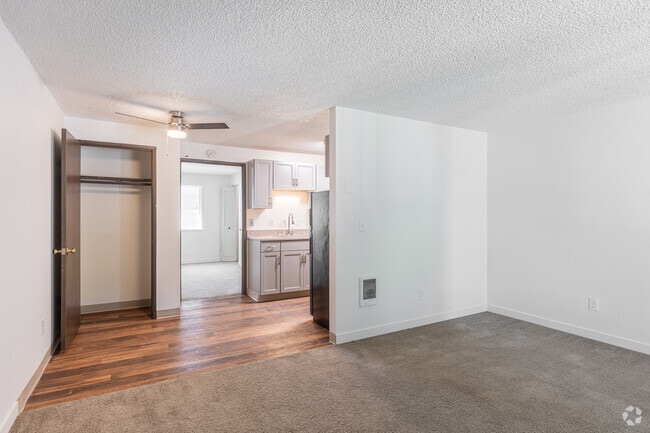 1BR, 1BA - 542 SF - Living ?Room