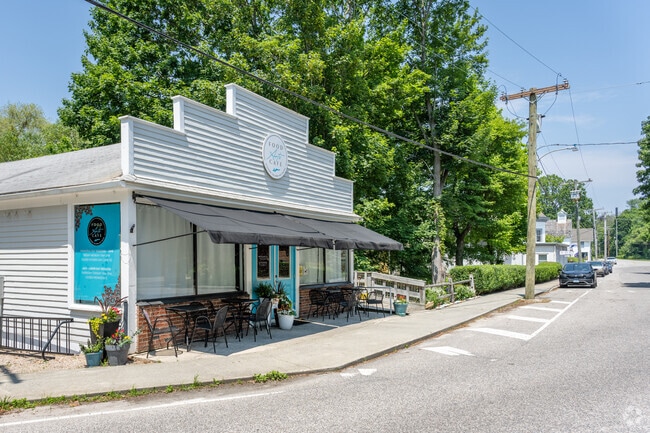 Discover vibrant dishes made from organic, local ingredients at Fishers Island’s Food Arts Cafe.