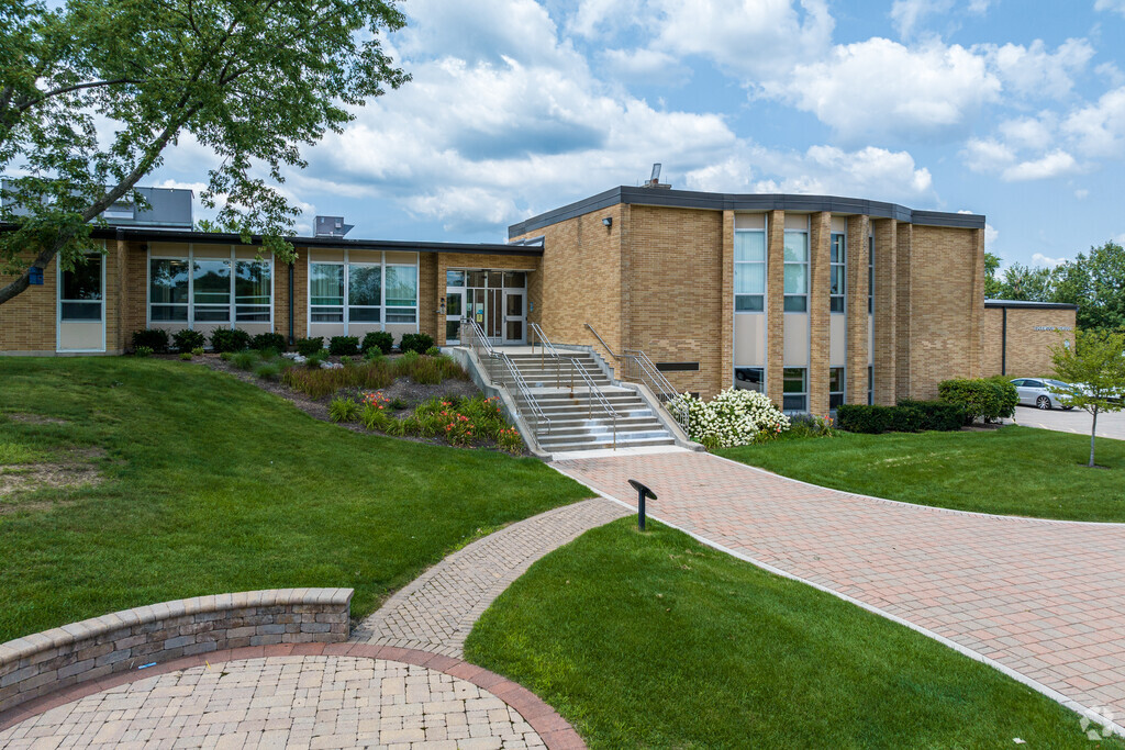 Edgewood Elementary School is an above-average, public school located in Woodridge, IL.
