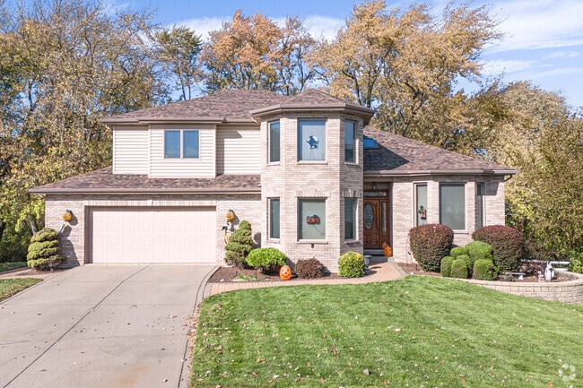 There are many modern traditional homes in Hartsdale.