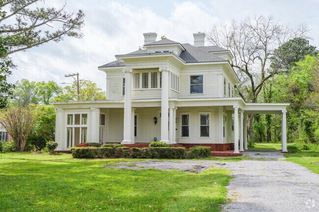 Colonial Revival homes add to West Point’s historic neighborhoods, reflecting the city’s early 20th-century growth.