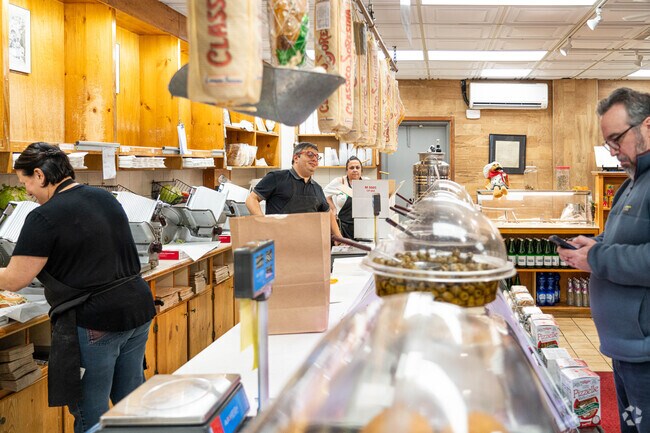 Tutto Italiano is a family-owned deli serving Upper Washington-Spring Street residents.