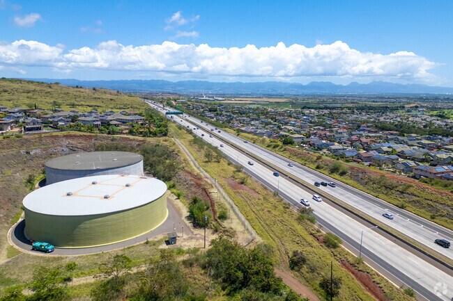 The H1 freeway separates Makakilo and Kapolei.