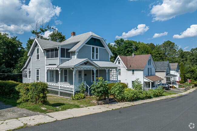 Downtown living often means smaller yards and Bristol is no exception.