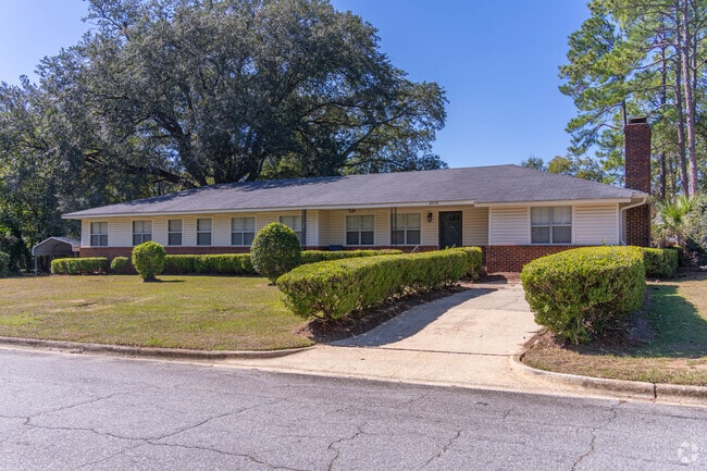 Residents can live in pretty homes with spacious lawns in Sherwood.