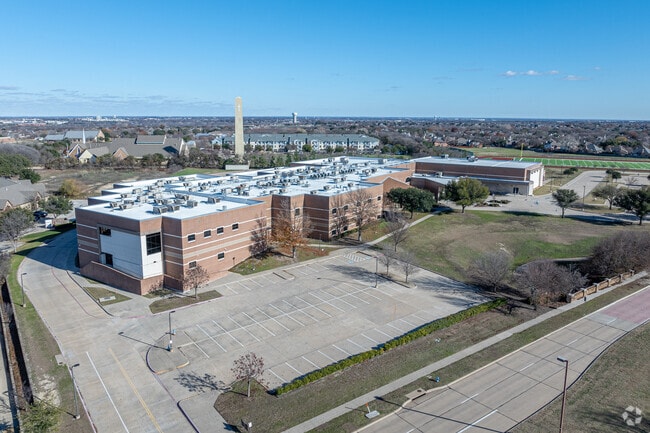 Dowell Middle School has a student-teacher ratio of 14:1.