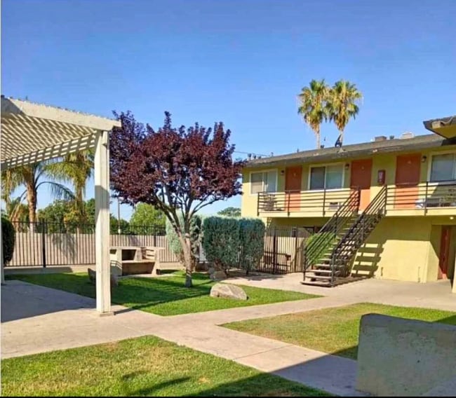 1511 Orange Dr unit 11, Bakersfield, CA 93305 - photo 2