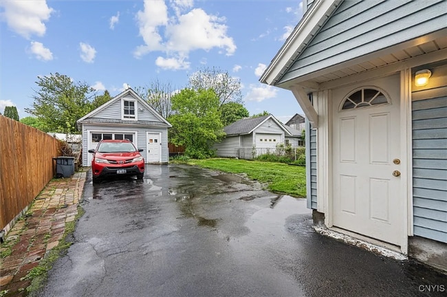 119 Charles Ave unit 2nd Floor, Syracuse, NY 13209 - photo 2