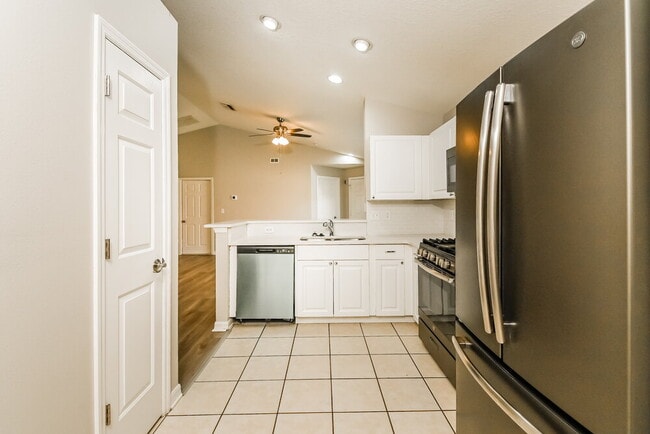 6127 Skylarkcrest Dr, Lithia, FL 33547 - photo 7