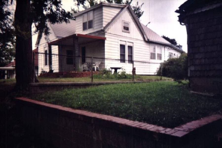 2319 S 18th St unit 1 Rear Level, Saint Joseph, MO 64503 - photo 1