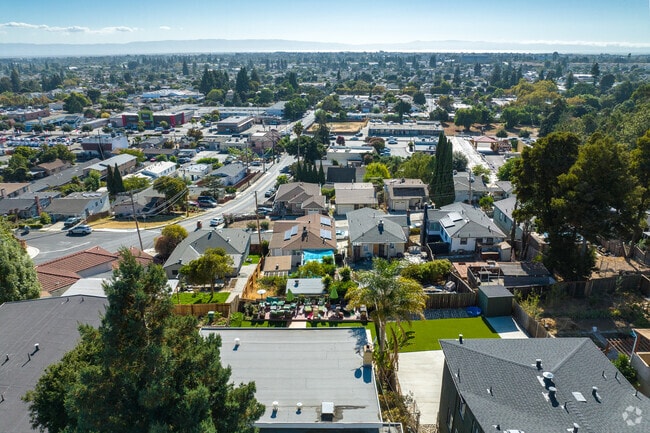 The edges of Hayward blend into the California mountains with a peaceful mountain view.