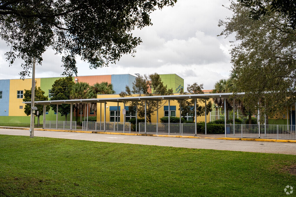 Bak Middle School of the Arts provides education in the neighborhood of 
Northshore.