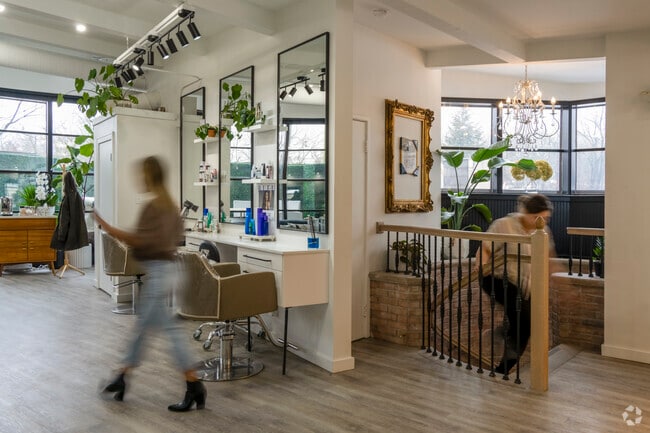 Se Beauty & Blush Salon is located in the North Area neighborhood.