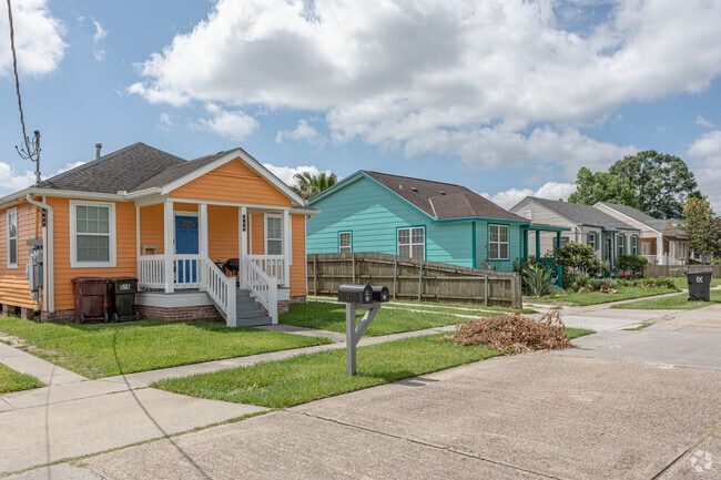 Bright colored single family homes are common in Arabi.
