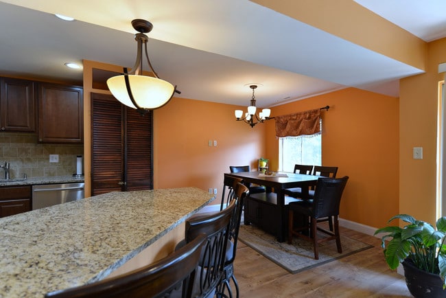 18601 Walkers Choice Rd unit 3, Montgomery Village, MD 20886 - photo 3