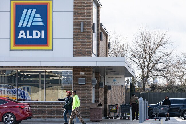 The Aldi is just a short distance up the street from Ellwood Park.