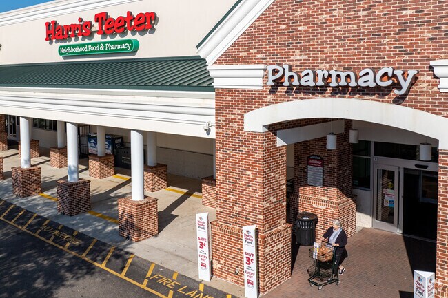 Winter Park residents can do their weekly grocery shopping at Harris Teeter.