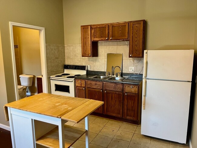 105 W Market St unit 2, Bloomington, IL 61701 - photo 4