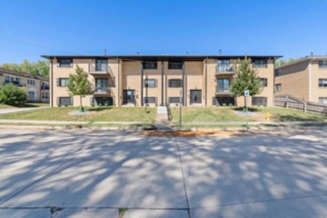 1650 W 42nd St unit 9, Davenport, IA 52806 - photo 2