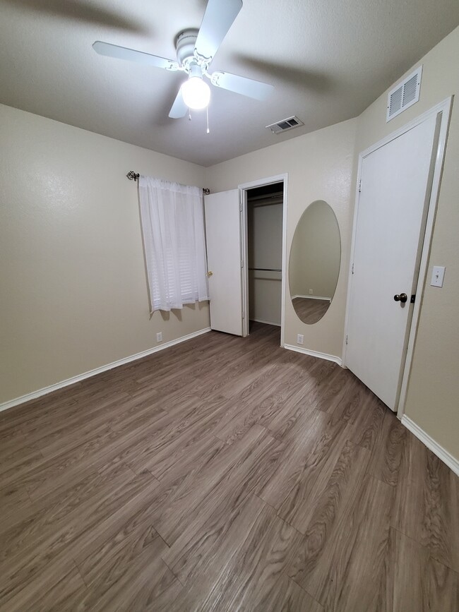Unit B - Bedroom, pic 1