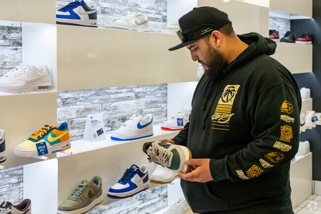 Shiekh in Northwest Palmdale offers a wide selection for local shoe shoppers.