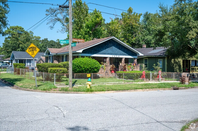 Homes in Fisher Alabama have large front yards and mature trees.