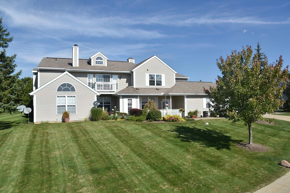 Lakes of Aurora Apartments 630 Countrywood Trail, Aurora, OH