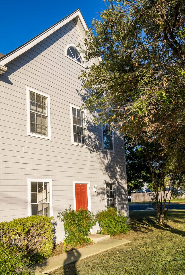 3001 Whisper Oaks Ln unit B, Georgetown, TX 78628 - photo 3