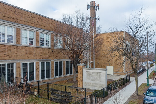 Lyon Elementary School has a student-teacher ratio of 15 to 1.