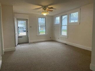 1028 9th St Unit Lower, Charleston, IL 61920