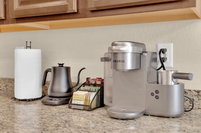 7605 Finishing Touch Ct unit House, Las Vegas, NV 89149 - photo 5