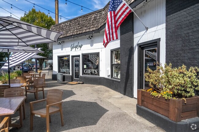 In Downtown Yelm you will find cafes, restaurants and more just a short drive from North Yelm.