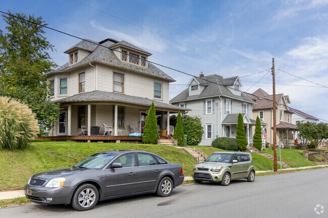 Some American Foursquare homes in Clinton have raised lawns.