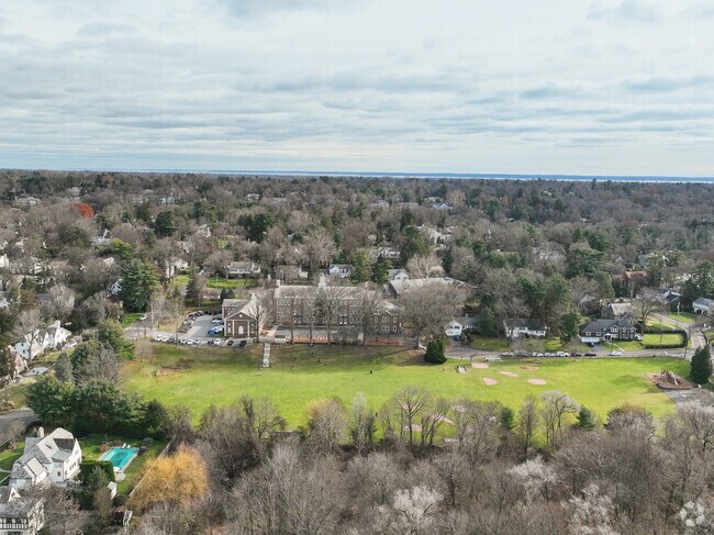 Fox Meadow Elementary School has a student teacher ratio of 13 to 1.