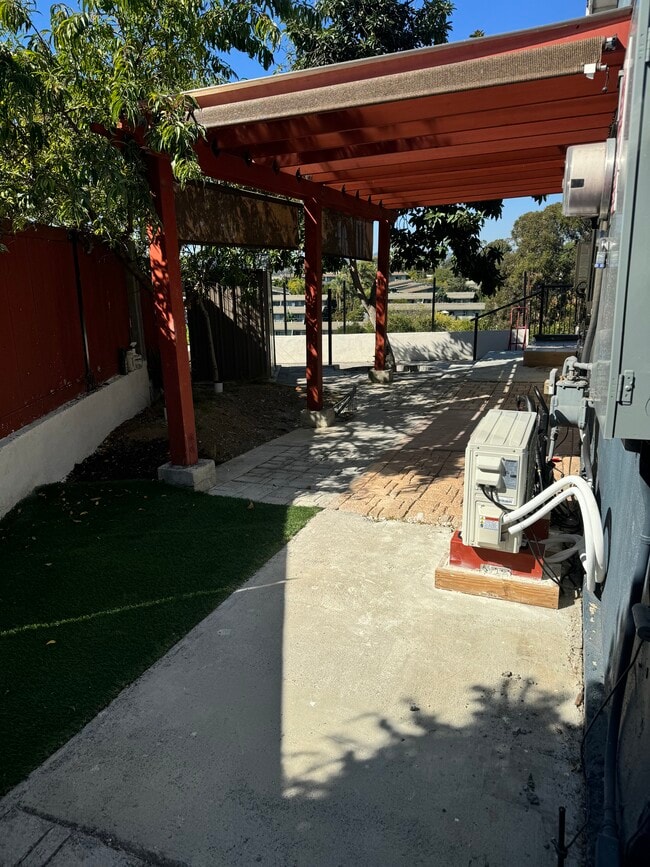 Frpnt yard with views -gardening - BBQ