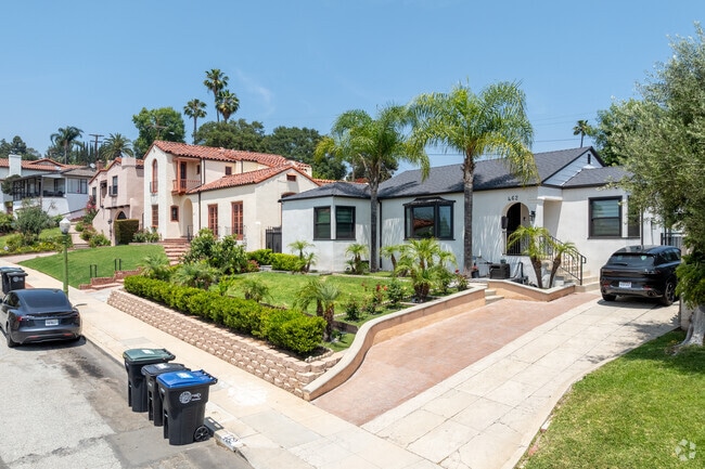 In Woodbury, mid‑century ranch homes—often one‑story, horizontally oriented houses—offer practicality and easy indoor–outdoor living with simple lines and wide windows.