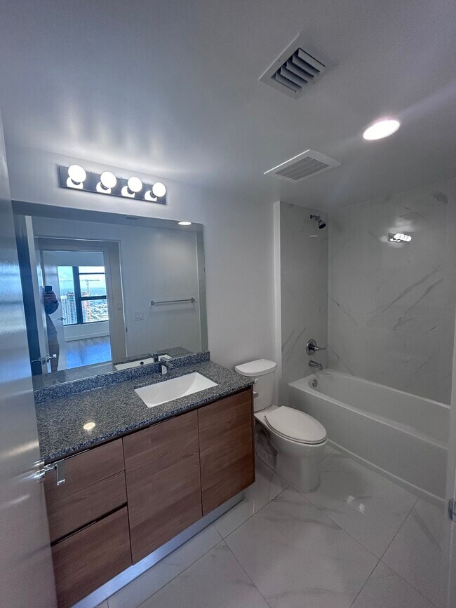 421 NW 6th St unit 1801, Miami, FL 33136 - photo 6