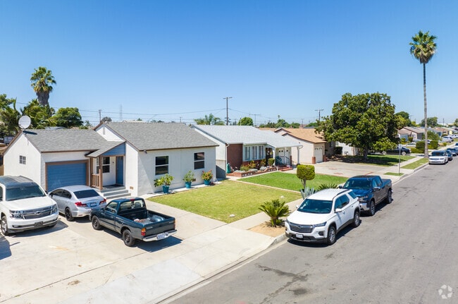Find midcentury homes next to ranch style homes in West Compton, CA.