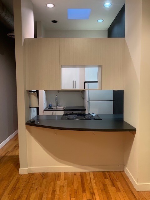 kitchen w breakfast bar