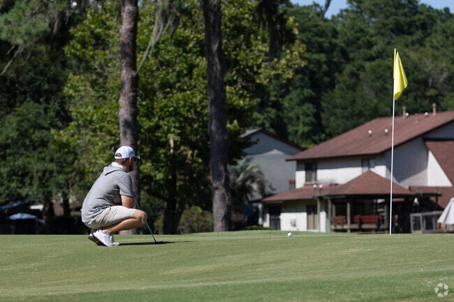 Play a round of golf at La Vida Golf Club in Windsor Forest.