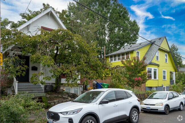 There are beautiful homes all over the Sunnyside neighborhood.