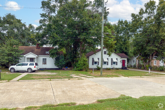 Large flat yards are a common site in Riviera with plenty of parking.