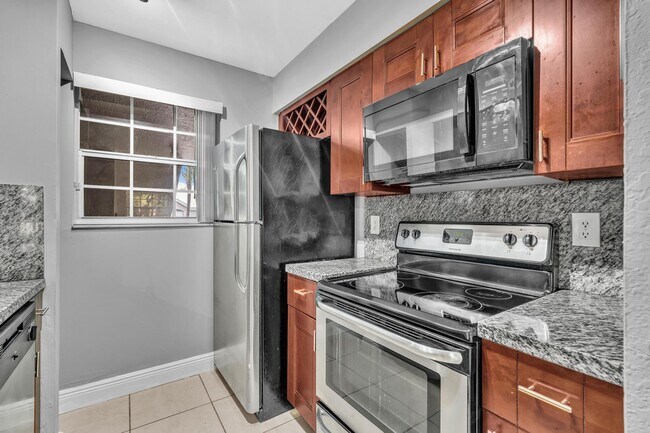 2890 N Oakland Forest Dr unit 108, Oakland Park, FL 33309 - photo 5