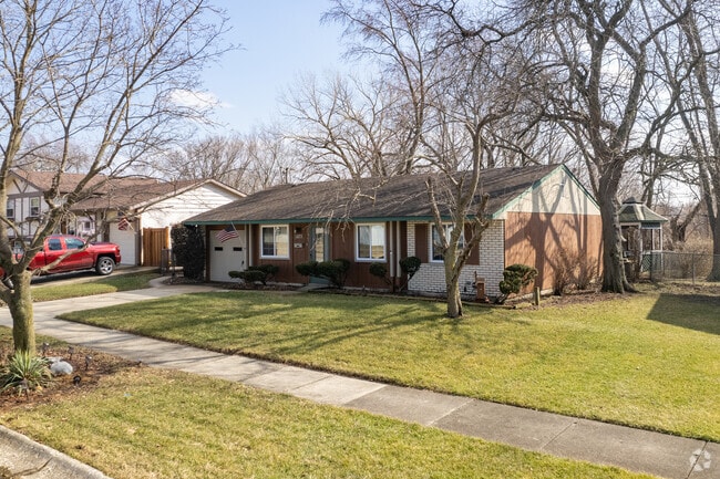 Ranch houses are commonly seen in Oak Forest.