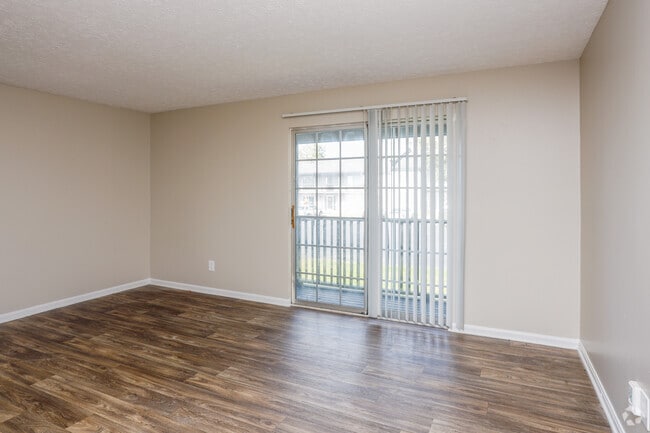 1BR, 1BA - 825 SF - Living Room
