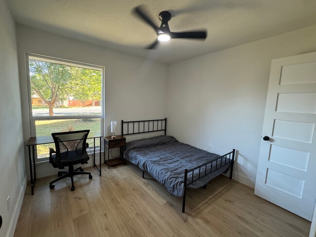 10206 Oak Hollow Cir, Austin, TX 78758 - photo 5