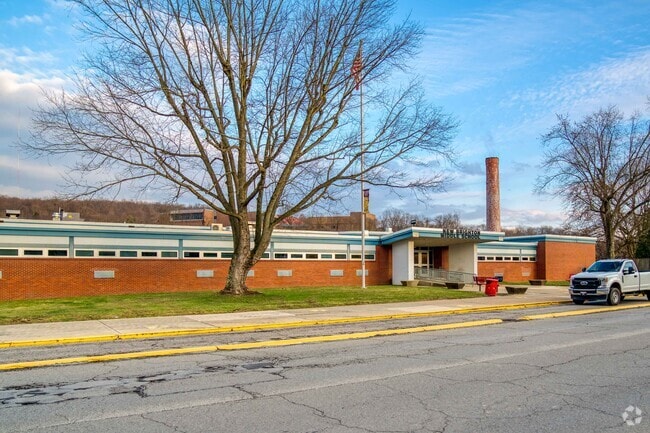 New Brighton Area Middle School has a 11 to 1 student-teacher ratio.