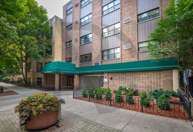 563 W Arlington Place unit 555-504, Chicago, IL 60614 - photo 2