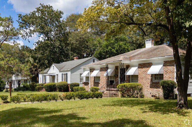 Edgemere is home to several ranch-style homes.