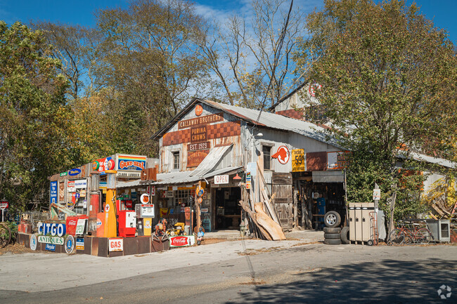 Antique shops and country gift stores are sprinkled throughout Ringgold.